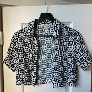 Black and White Floral Button-Up Crop Shirt - Small